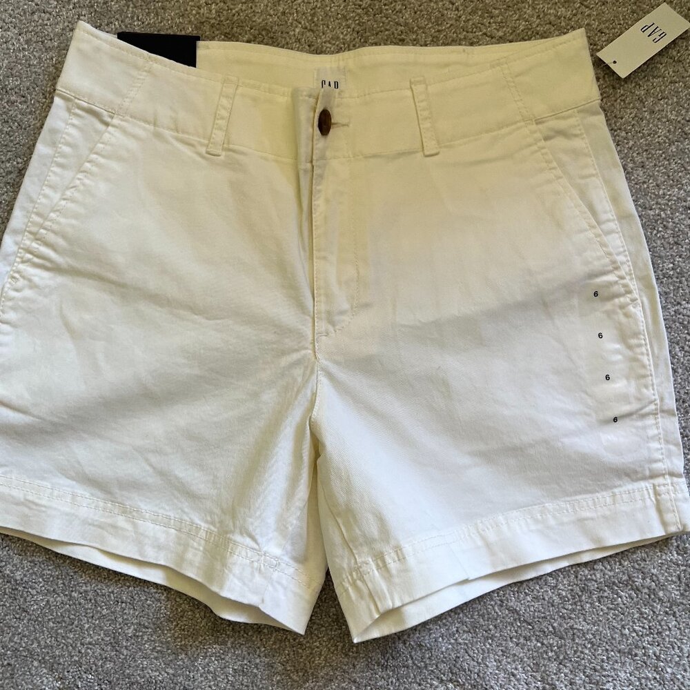 NWT Gap White Short size 6